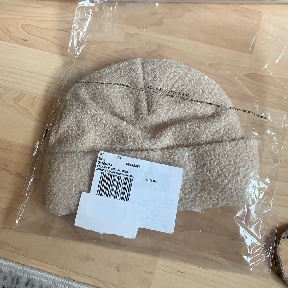 nwt Urban outfitters Sherpa beanie